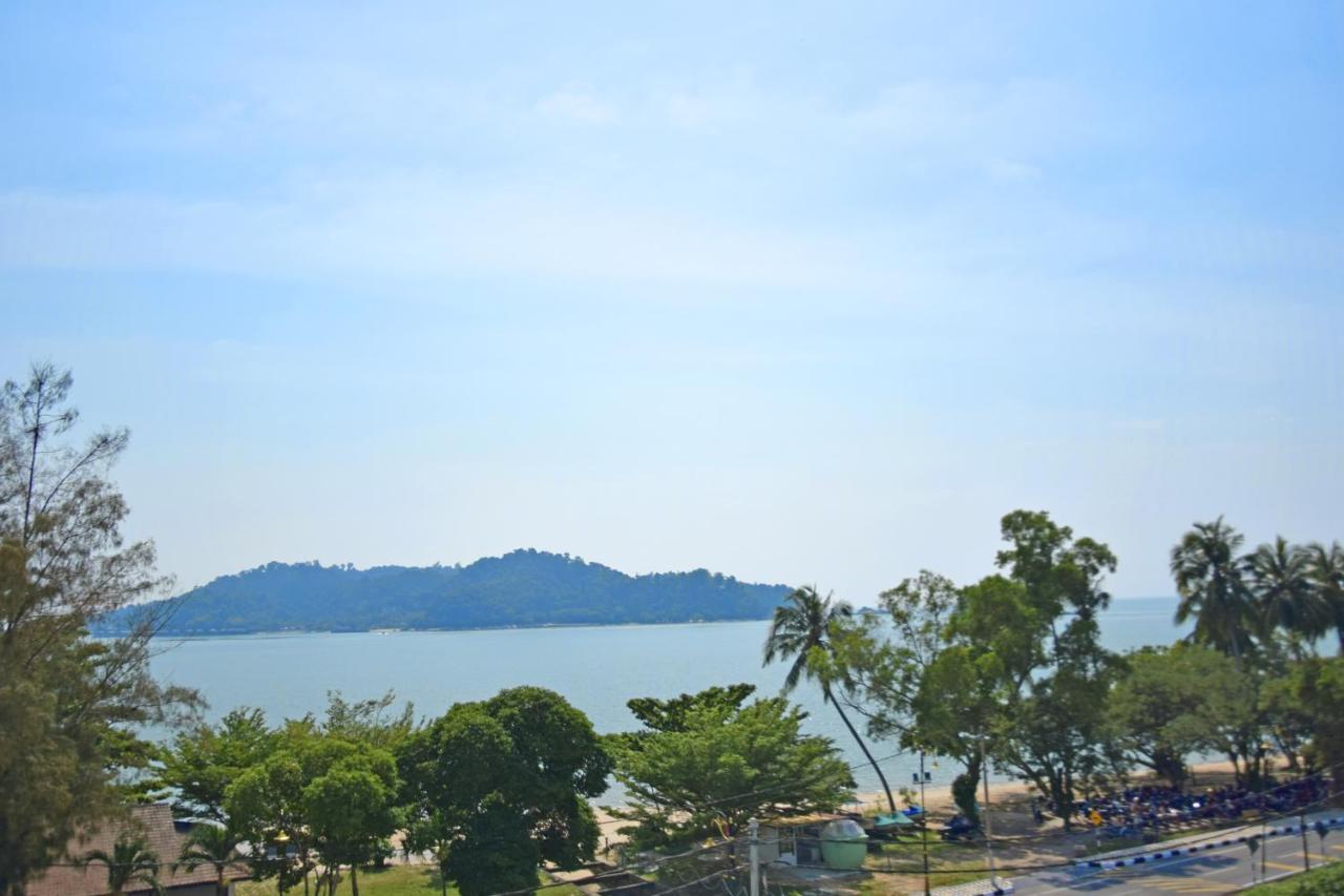 AVI Pangkor Beach Resort Kampong Pasir Bogak Bagian luar foto