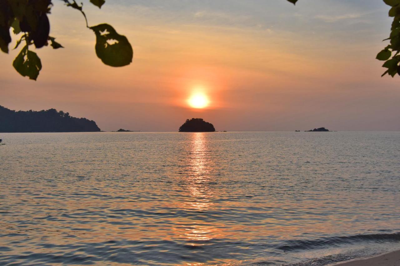 AVI Pangkor Beach Resort Kampong Pasir Bogak Bagian luar foto