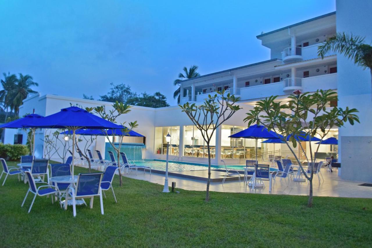 AVI Pangkor Beach Resort Kampong Pasir Bogak Bagian luar foto